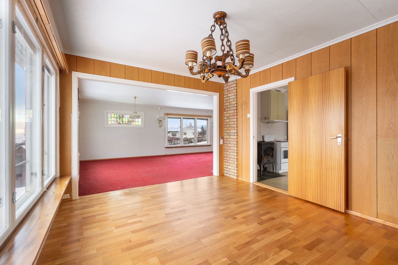 Fra spisestuen er det åpen løsning mot stuen og adkomst til kjøkkenet. Galleribilde