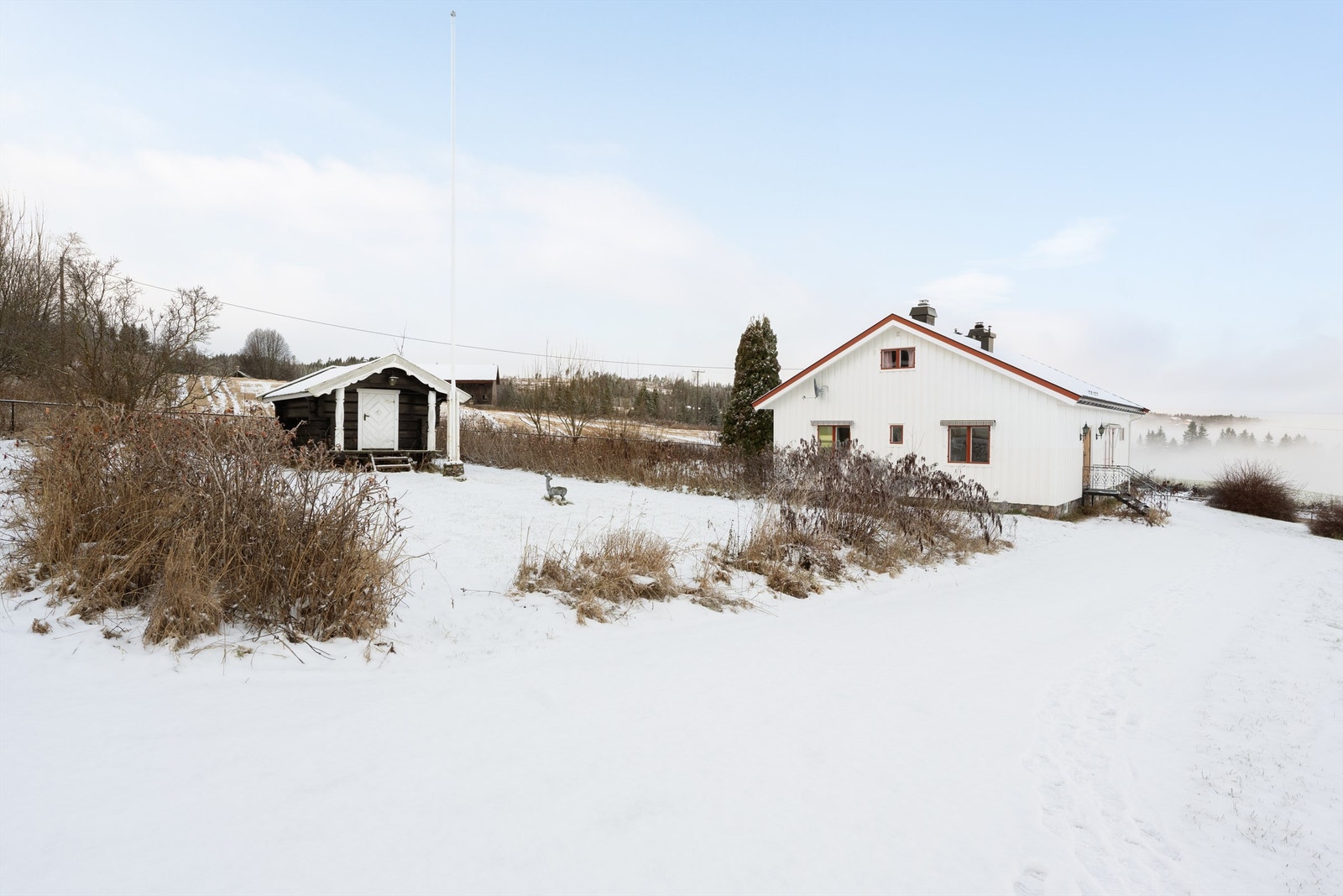 Den store tomten gir rikelig med uteplass og hagemuligheter. Galleribilde
