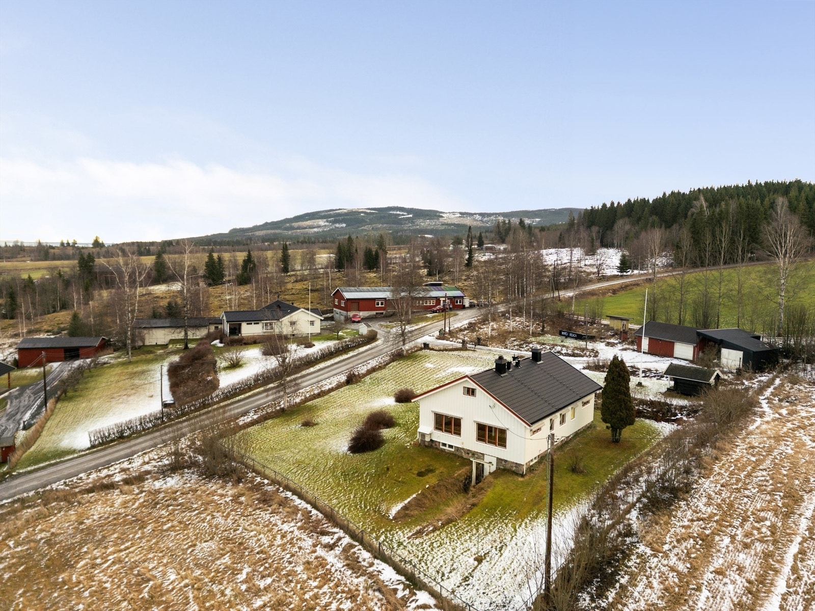 Boligen ligger på en stor tomt med gode solforhold. Galleribilde