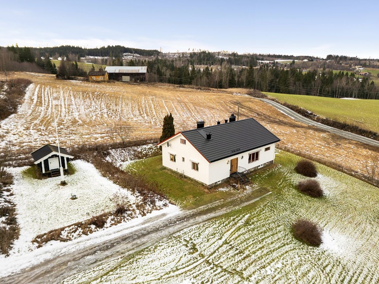 Dagligvarehandel med blant annet Kiwi og Coop Extra finnes på Skreia, ca. 6 minutter unna. Galleribilde