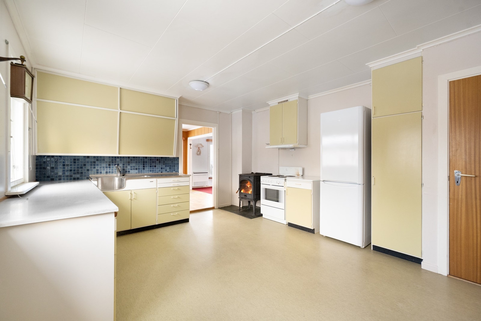 Kjøkkenet har plass til spisebord og er utstyrt med en vedovn for varme. Galleribilde