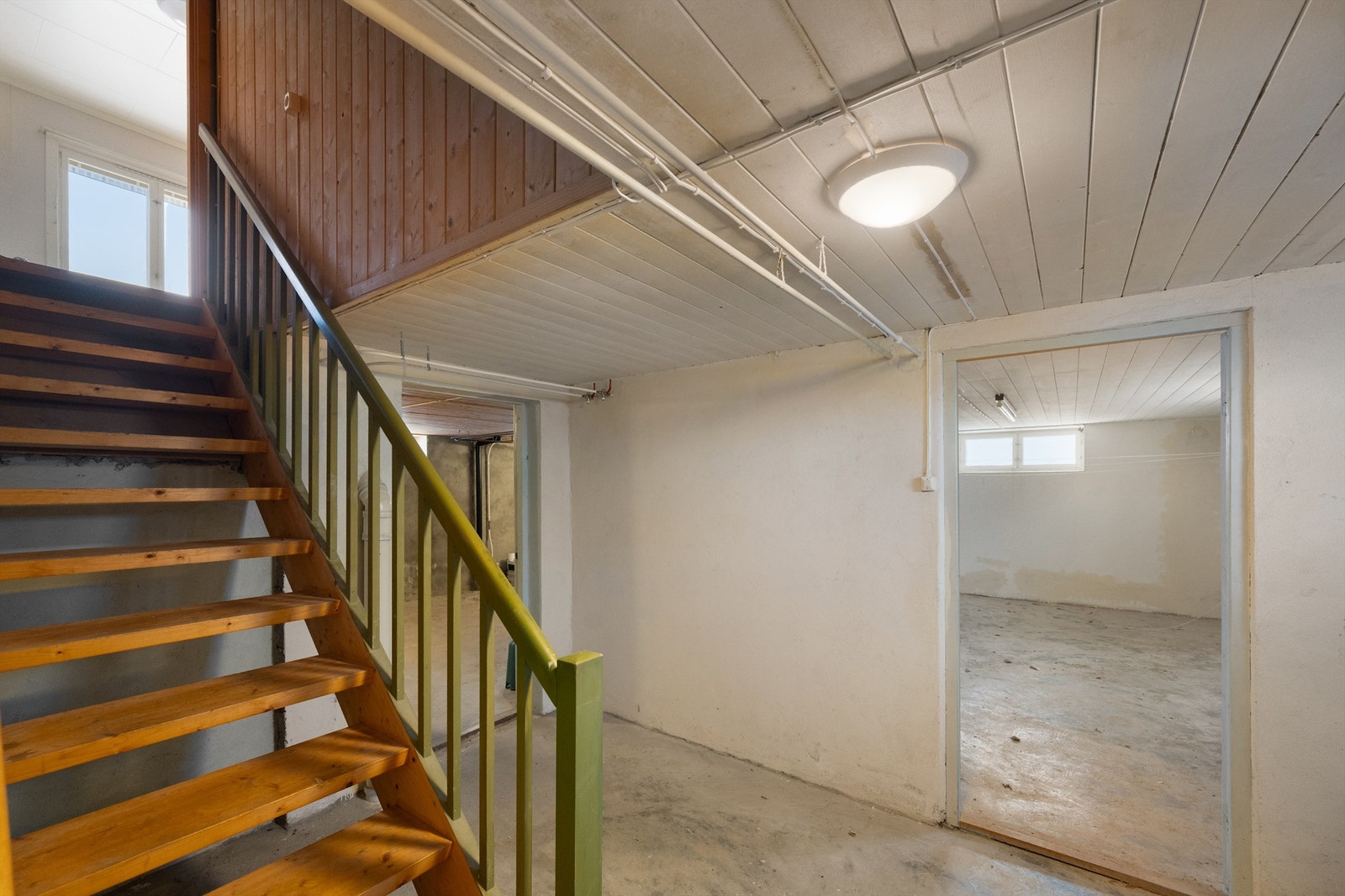 Trapperom og gang binder sammen alle rommene med rikelig lagringsplass i kjelleren. Galleribilde