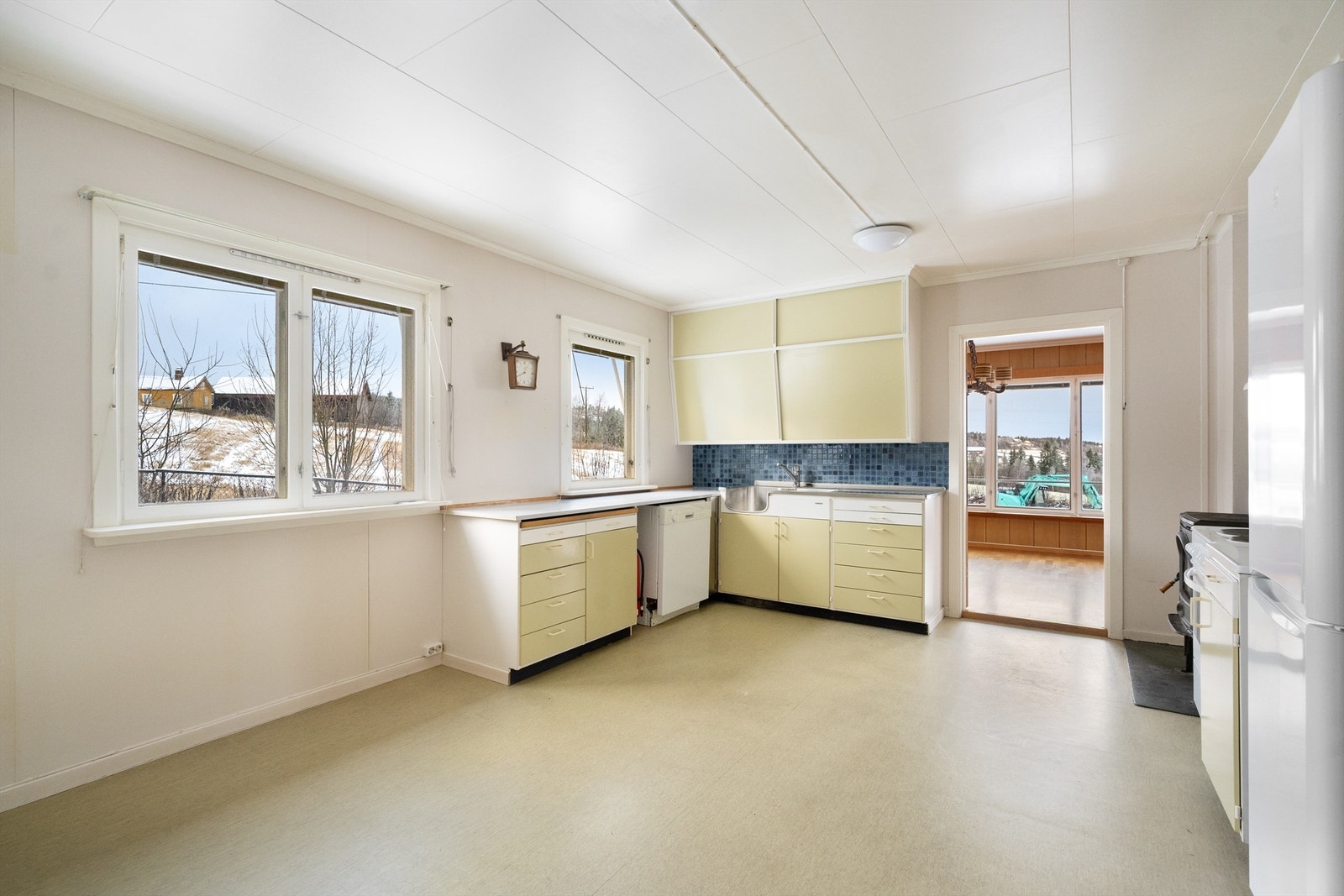 Stort spisekjøkken med eldre innredning og et godt utgangspunkt for modernisering. Galleribilde