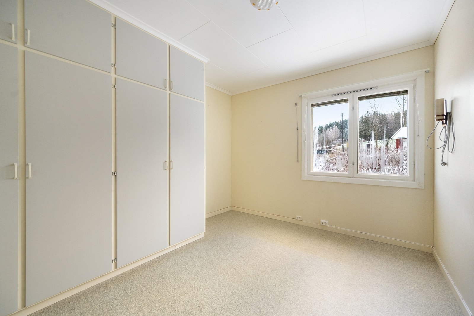 Hovedsoverom med god plass og en hel vegg med garderobeskap. Galleribilde