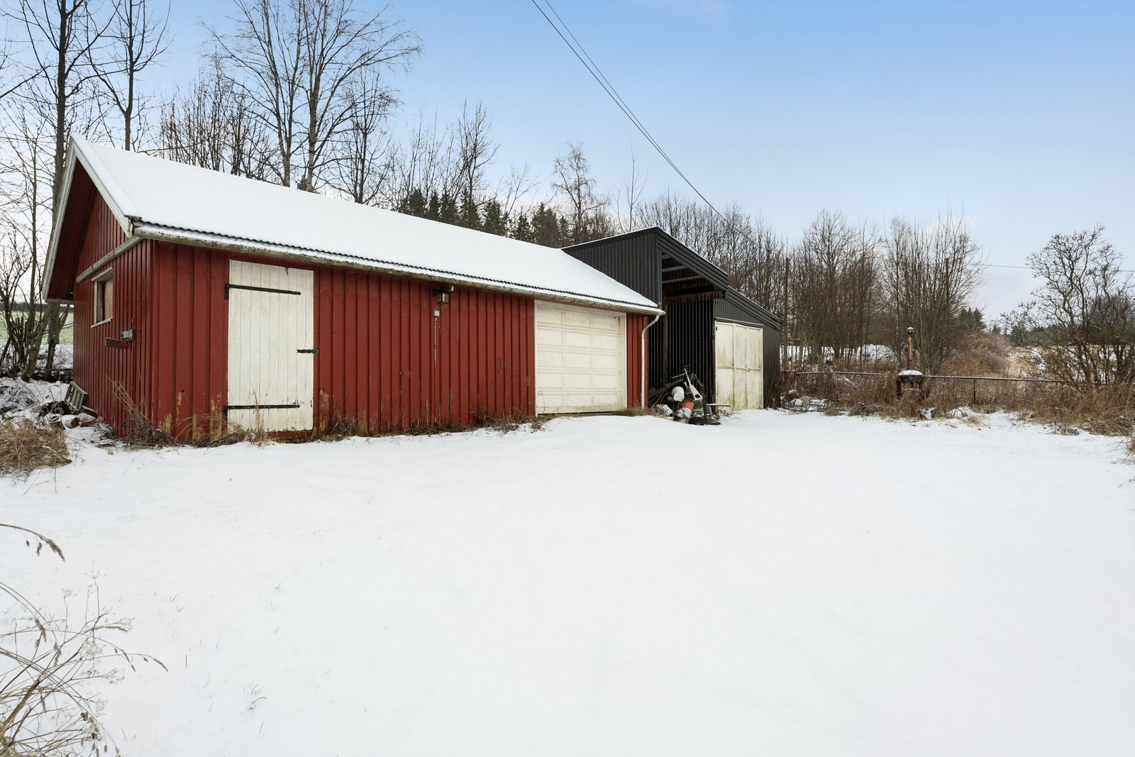 Uthusbygning med garasjeplass og ytterligere lagringsareal. Galleribilde