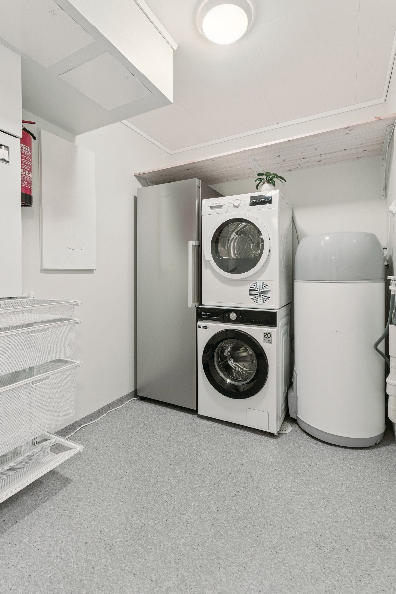 Praktisk separat vaskerom med god oppbevaringsplass Galleribilde