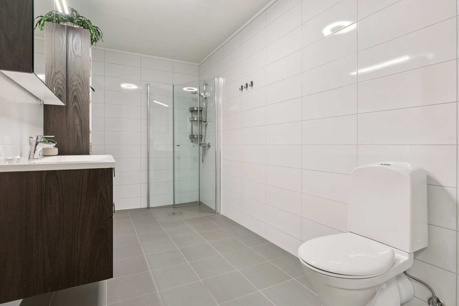 Moderne flislagt bad i nøytralt og tidlaust fargeval Galleribilde