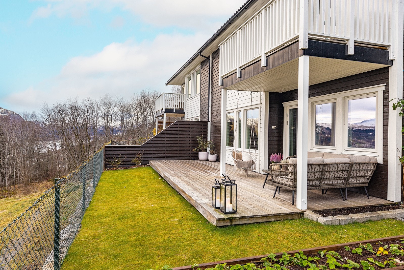 Terrassen er dels overbygd og med levegg mot nabo. God plass til sitjegruppe, solseng, grill og anna utemøblement Galleribilde