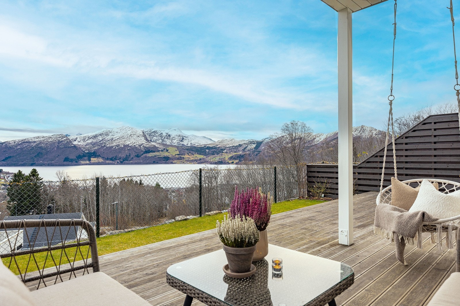 Bustaden har fin beliggenheit nedst i Håmyra, eit roleg og solrikt bustadområde med gangavstand til barnehage, alle skuletilbod, høgskulen og sjukehuset Galleribilde