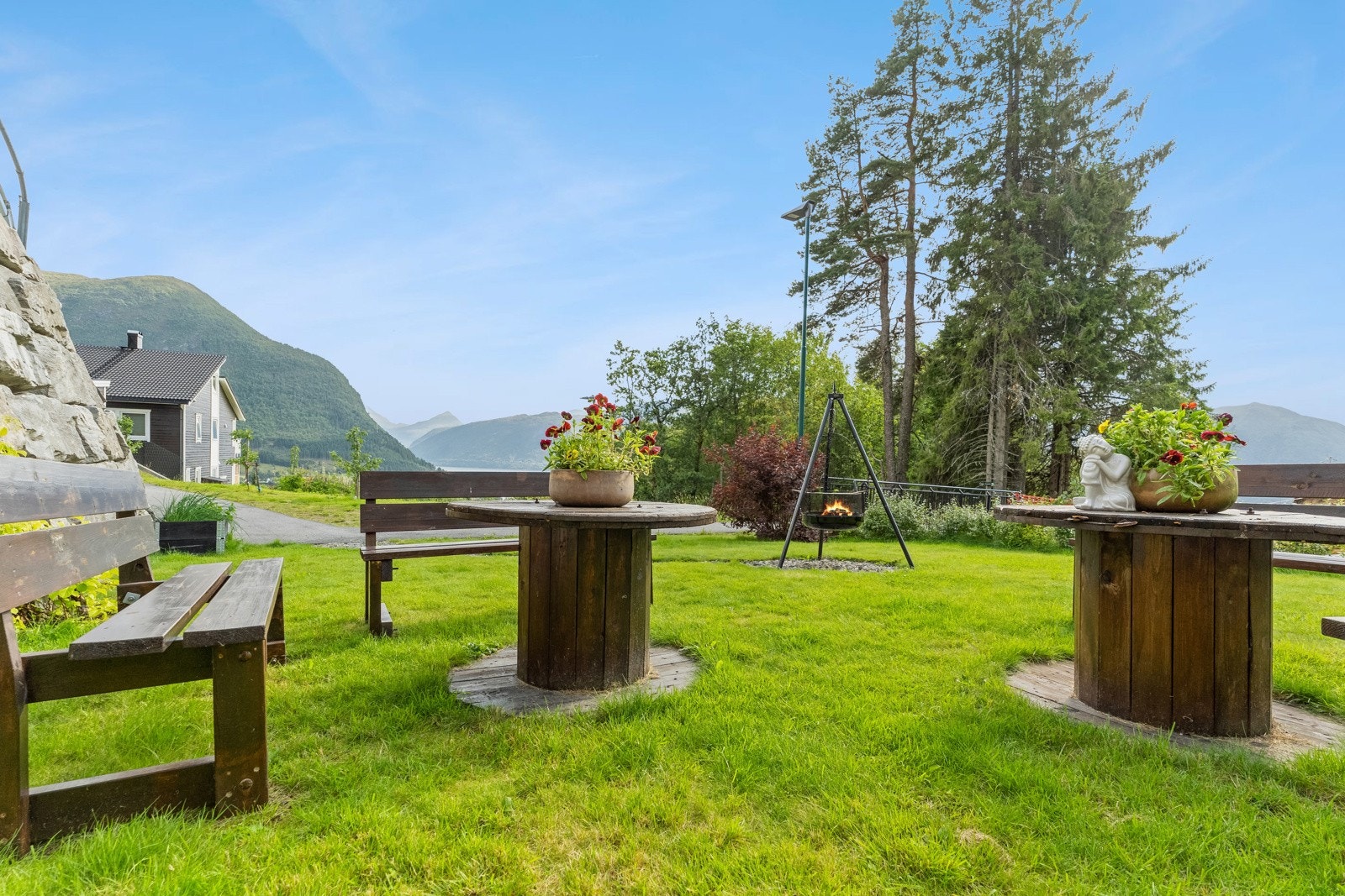 Triveleg og stort fellesareal med grillområde, plenareal og fine sitjeplassar Galleribilde