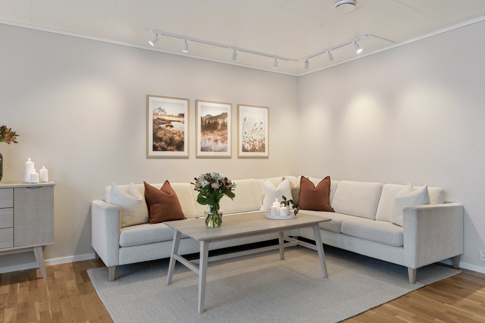 God plass til stor sitjegruppe og variert møblement Galleribilde