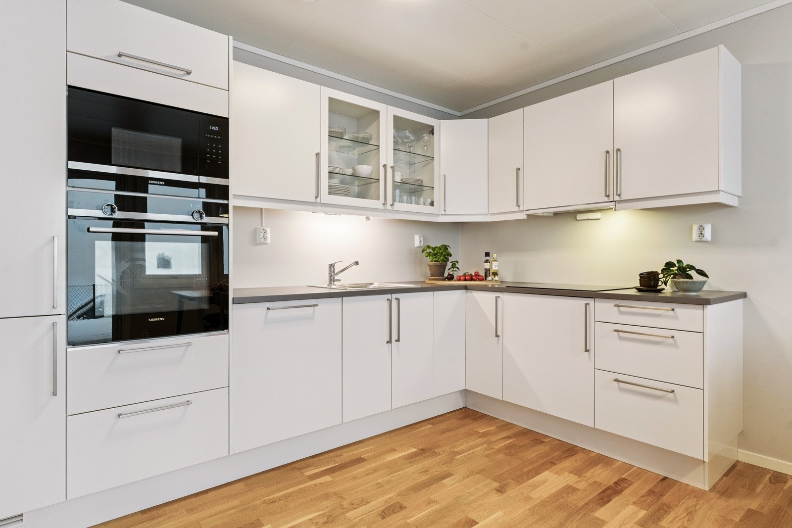 Lys innreiing frå Sigdal med god skap- og skuffeplass Galleribilde