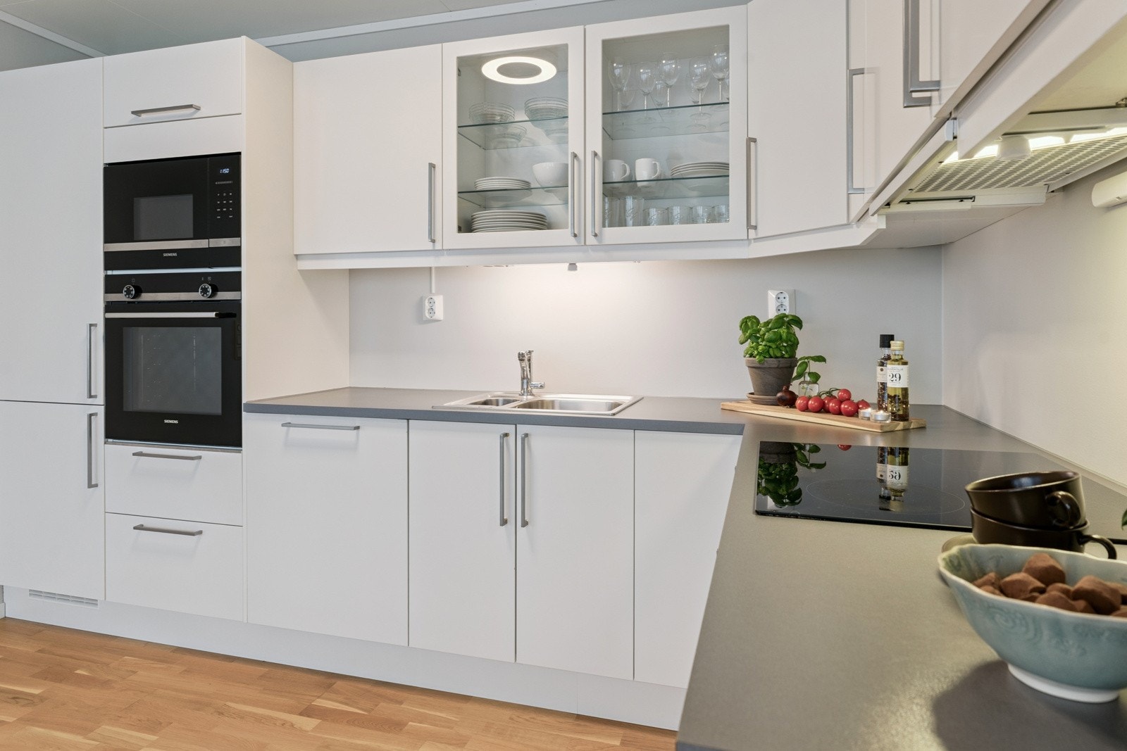 Integrerte kvitevarer med: Oppvaskmaskin, kjøl- og fryseskap, steikeomn, mikrobølgeovn og platetopp Galleribilde