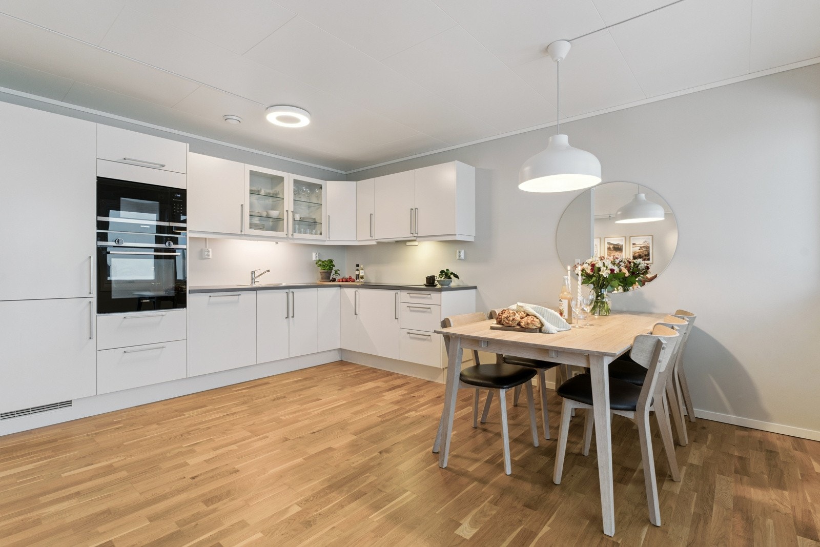 Kjøkkenet er i open løysing til stove, men samstundes tilbaketrekt slik at arbeidsfunksjonane på kjøkkenet blir skjerma Galleribilde