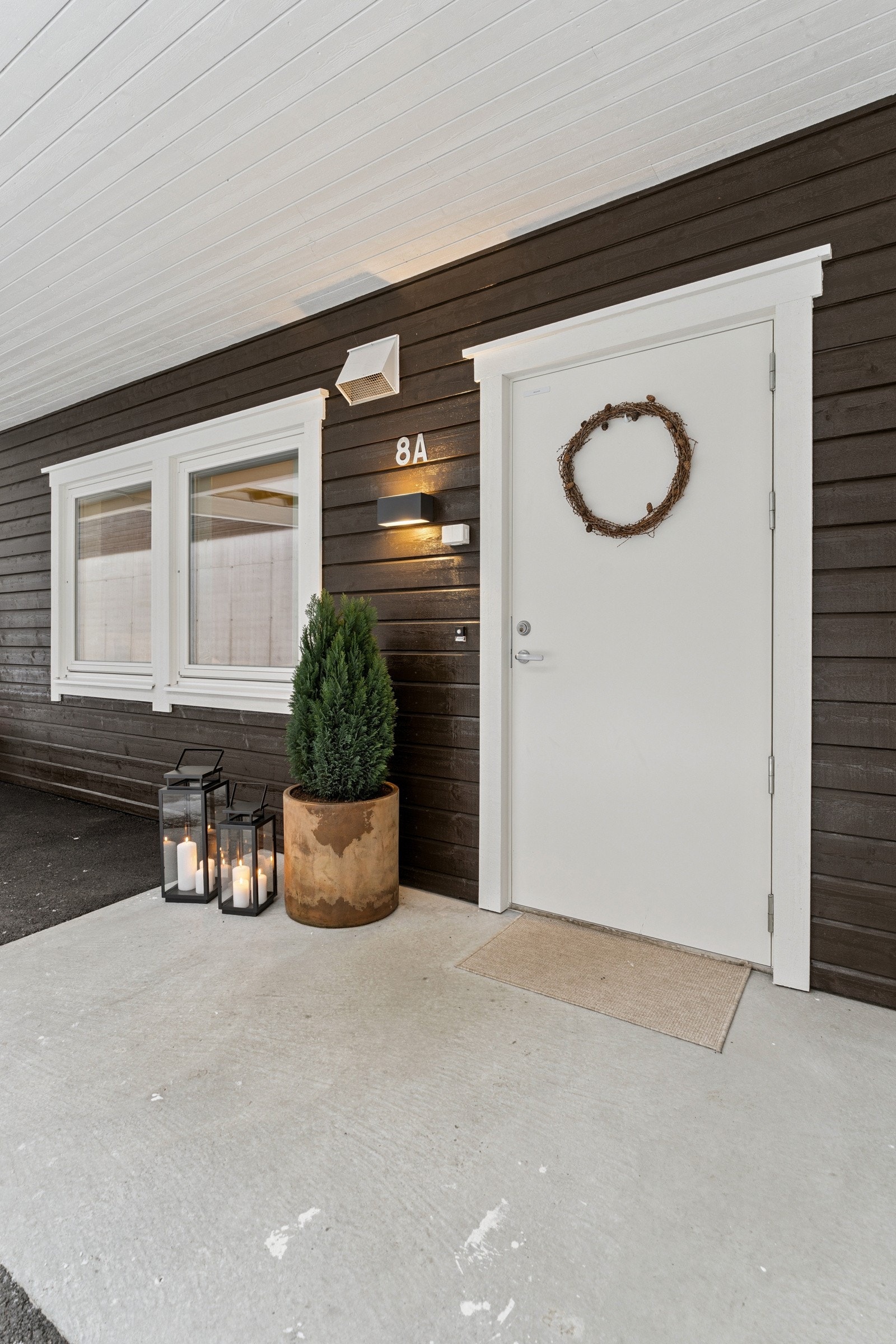 Eit triveleg overbygd inngangsparti som ynskjer deg velkomen heim Galleribilde