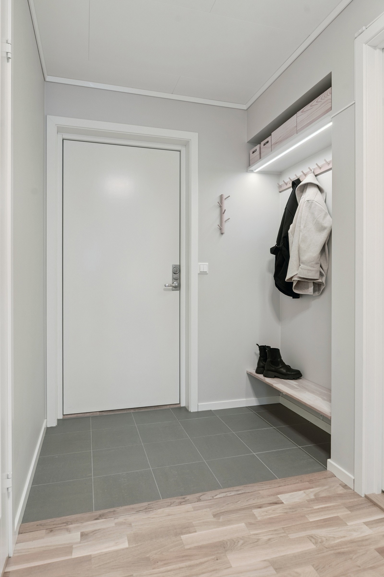 Lys og innbydande entrè med plass til oppheng av ytterklede og sko Galleribilde