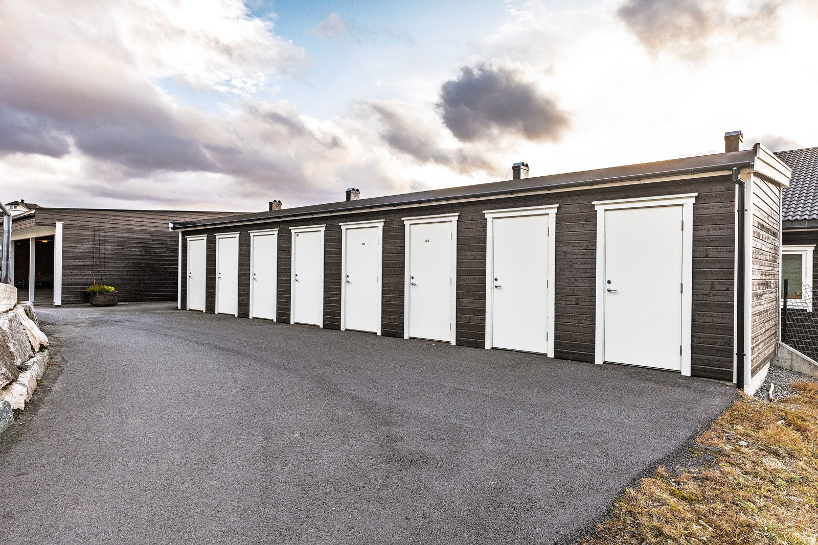 Praktisk sportsbod i fellesanlegg med gode lagringstilhøve Galleribilde