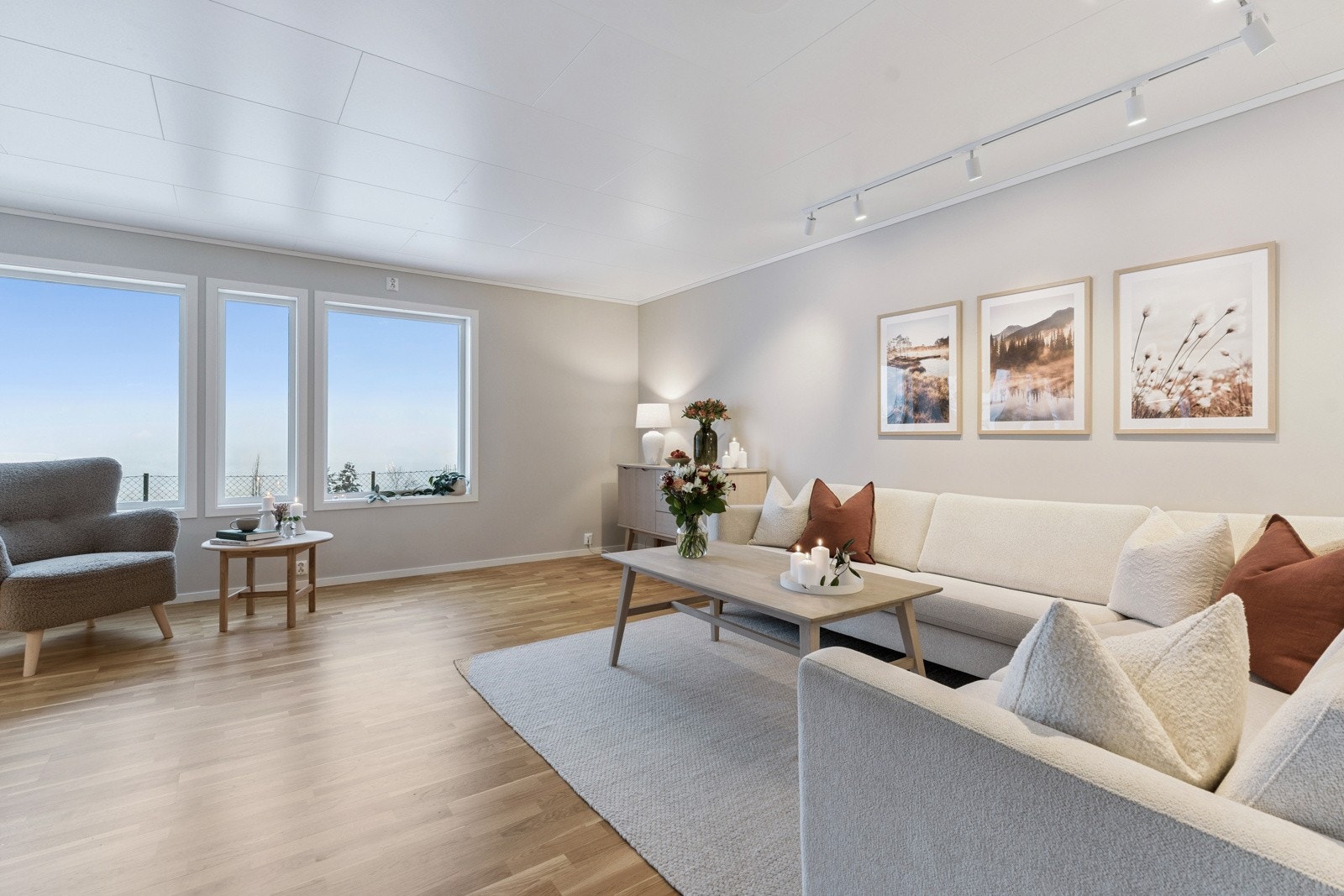 Stova har store vindaugsflater som gjev fint lysinnslepp, god romkjensle og nydeleg fjordutsikt Galleribilde