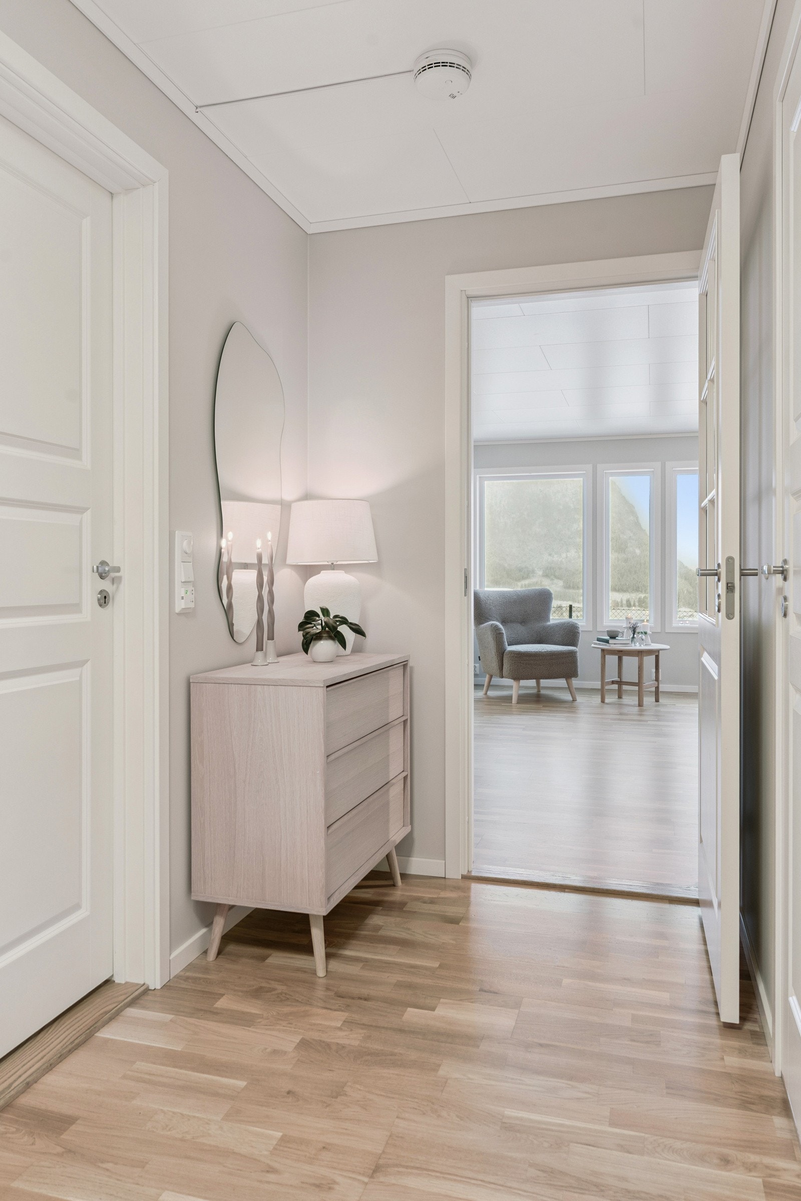 Soverom og bad ligg fint samla og skjerma frå opphaldsrommet Galleribilde