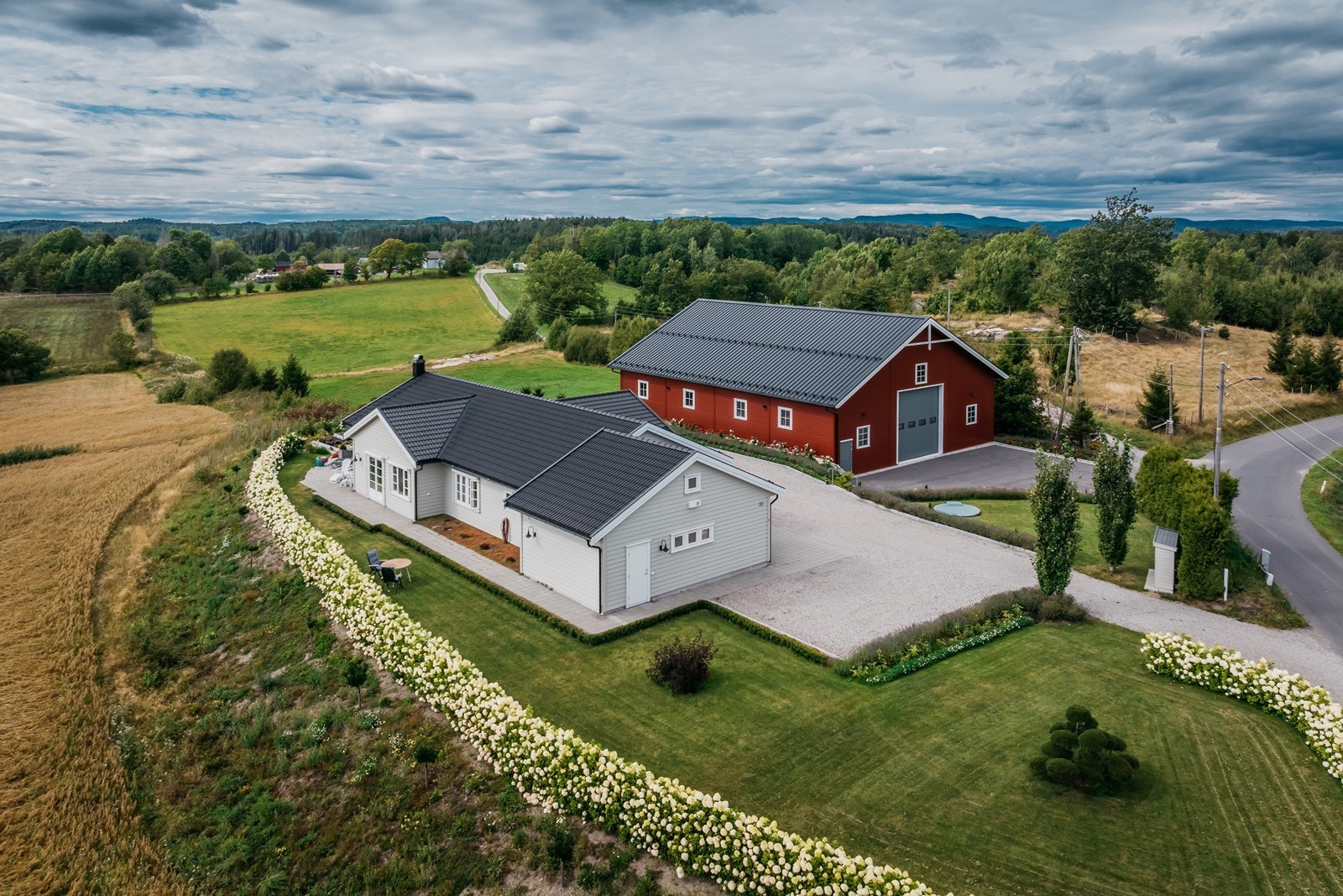 Eiendommen ligger i landlige omgivelser Galleribilde
