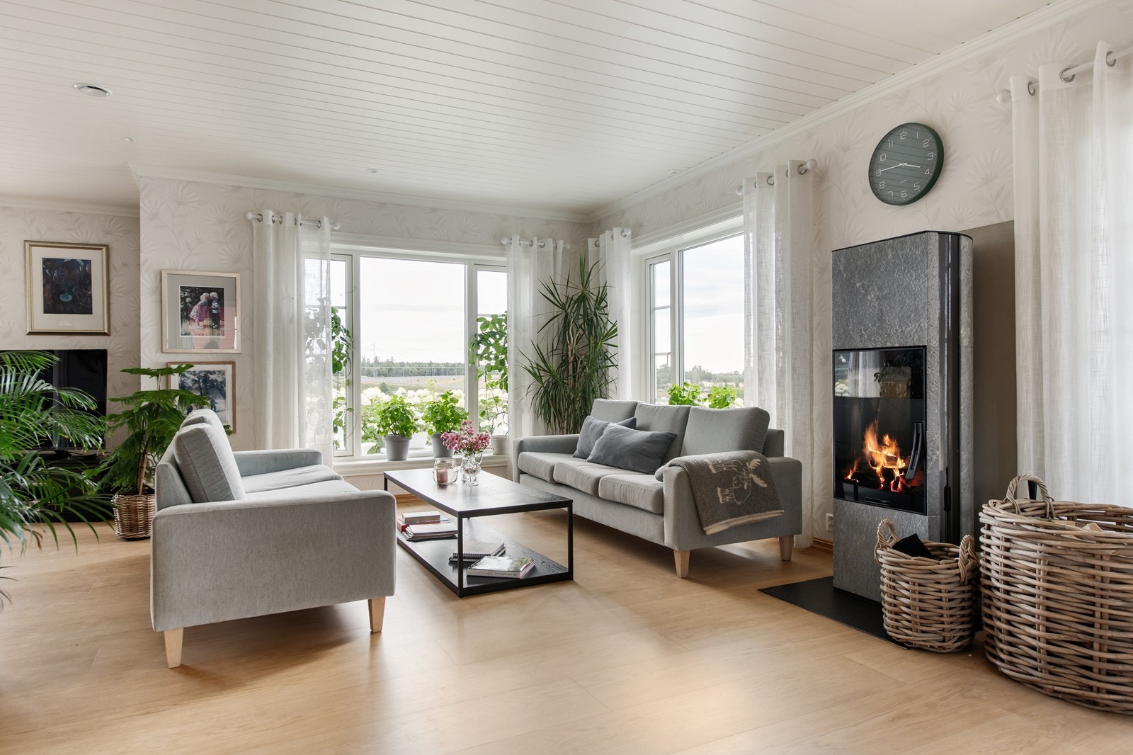 Moderne vedovn tett på koselig stue Galleribilde