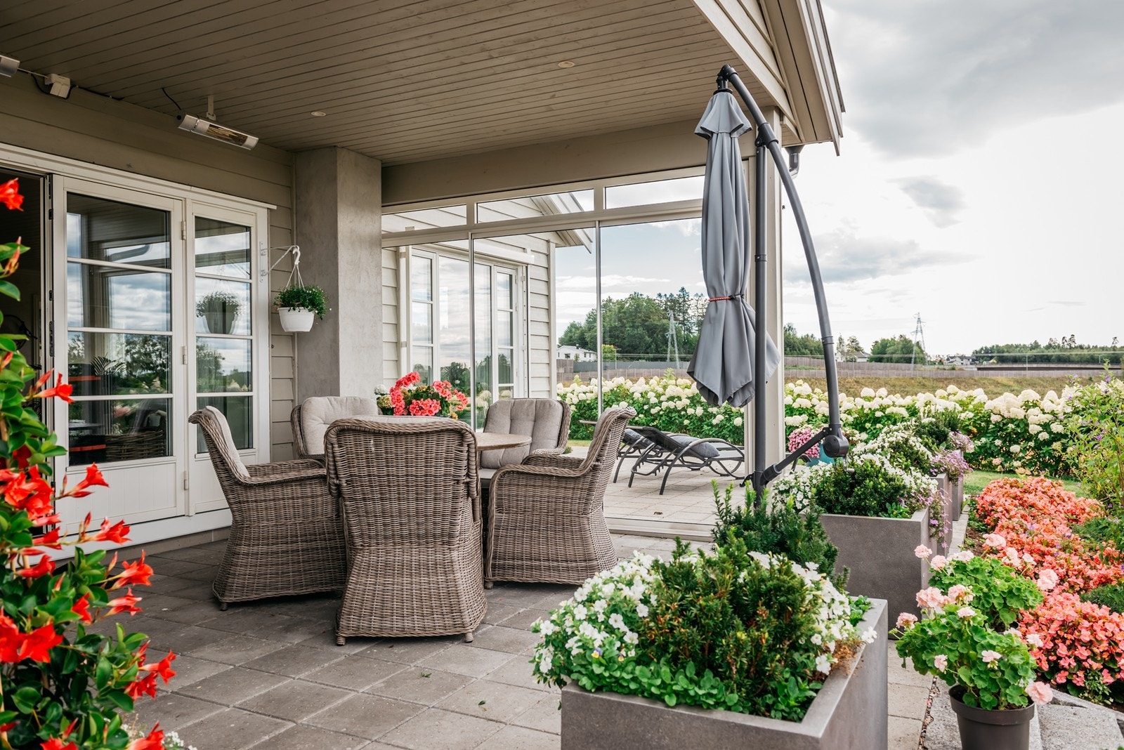 Like utenfor har du spisestedet for sommeren Galleribilde