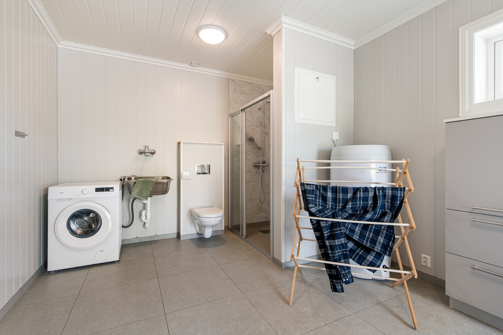 Huset har et vaskerom med WC og dusj Galleribilde