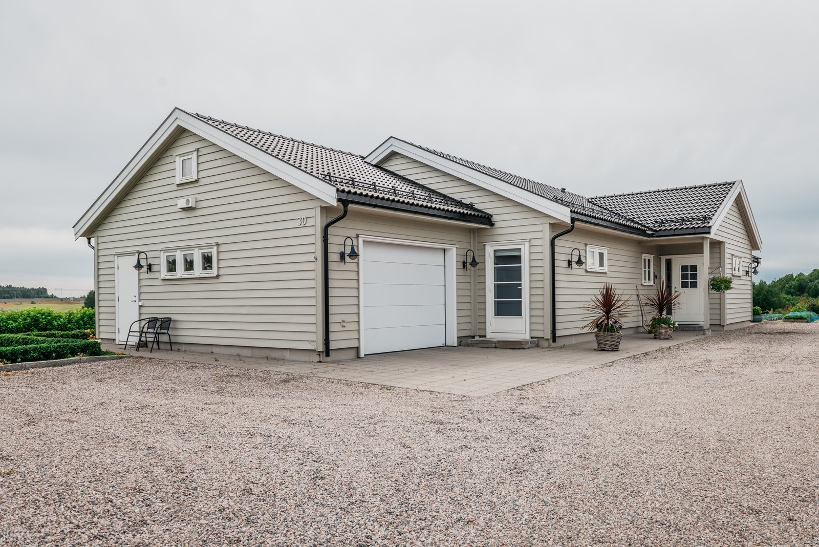 Garasjen ligger vegg i vegg med huset slik at du kan gå rett fra huset, og inn i garasjen Galleribilde