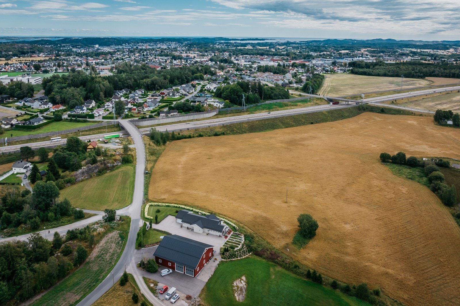 Her bor du på landet, men er kun en bro unna tettere bebyggelse Galleribilde