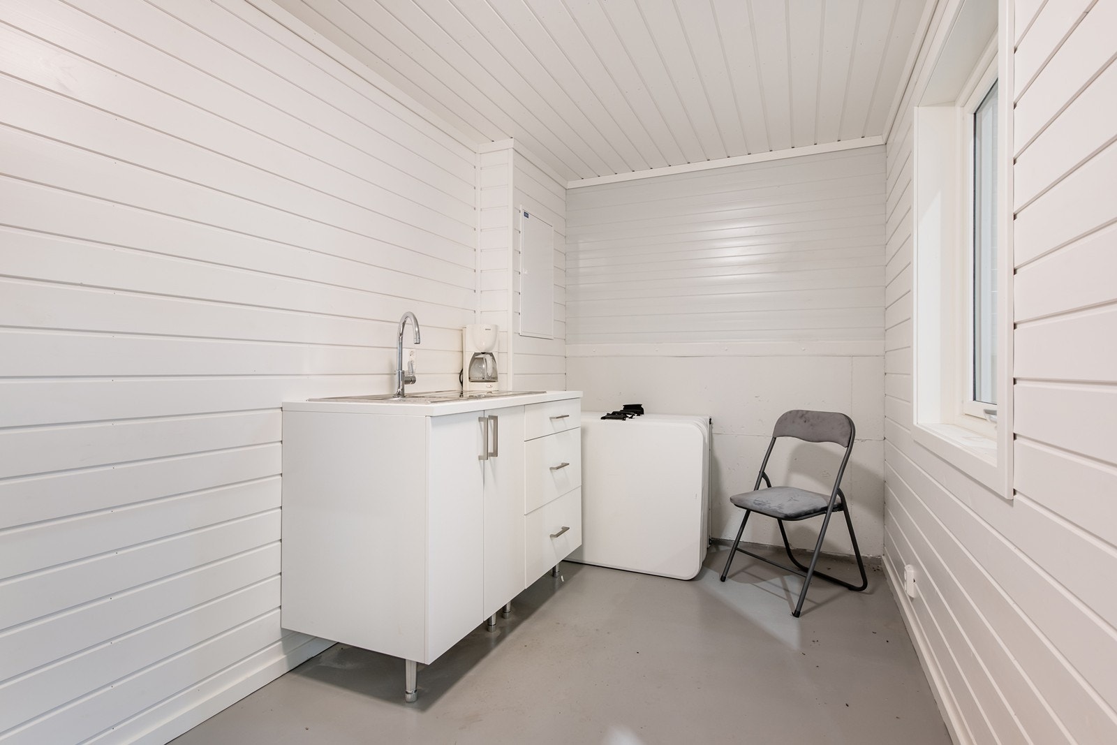 Inne i låven har du et pauserom eller lager Galleribilde