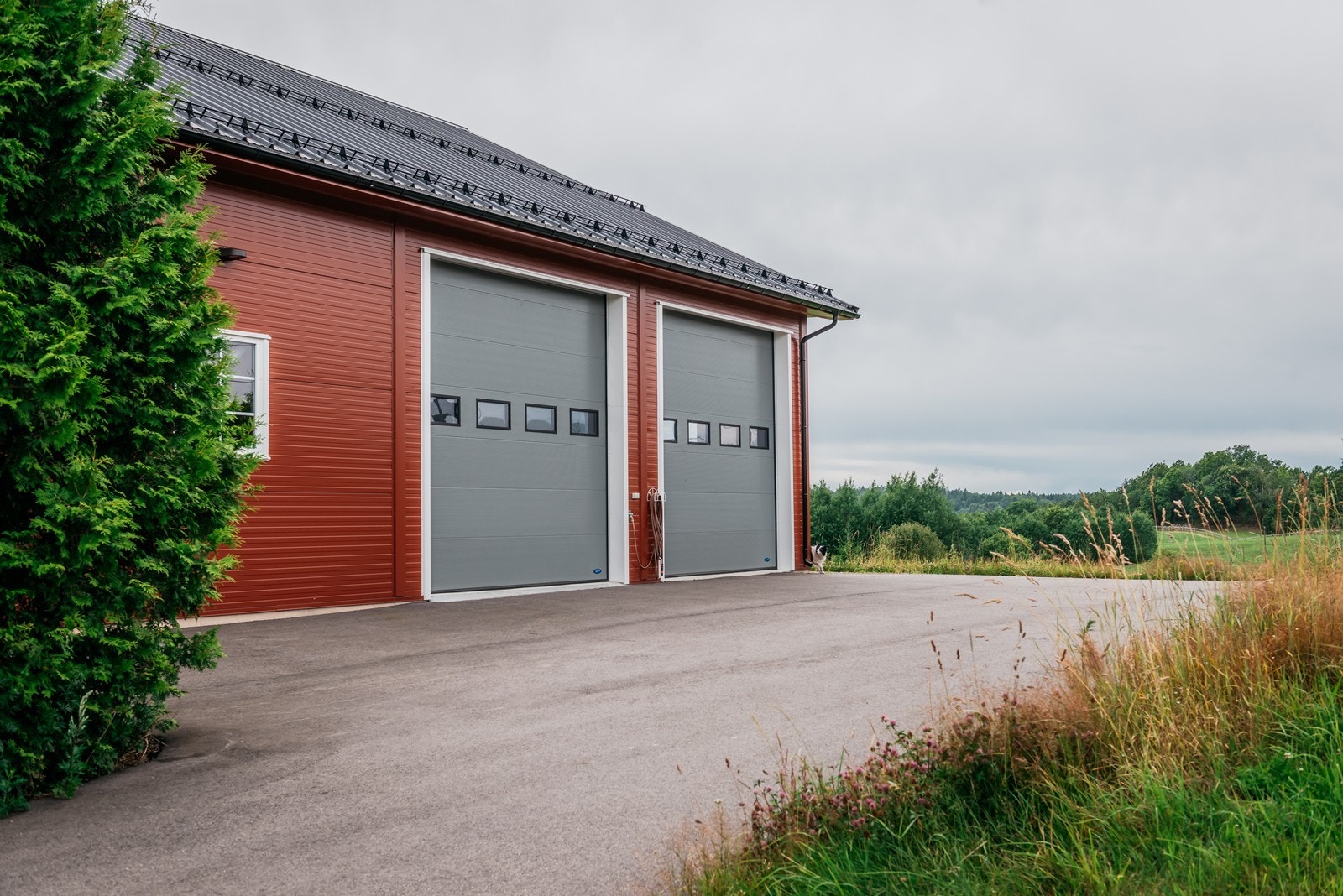 Stor og moderne låve med flere porter Galleribilde