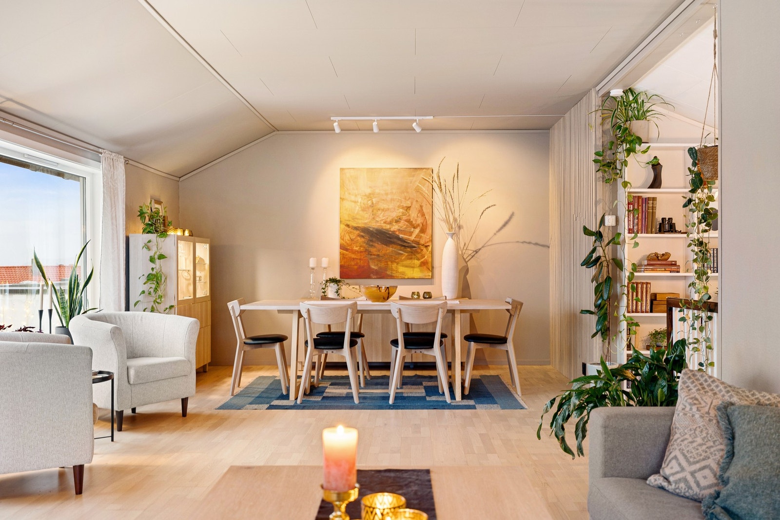 Rikelig plass til spisebord i stuen, ideelt for familie og gjester. Galleribilde