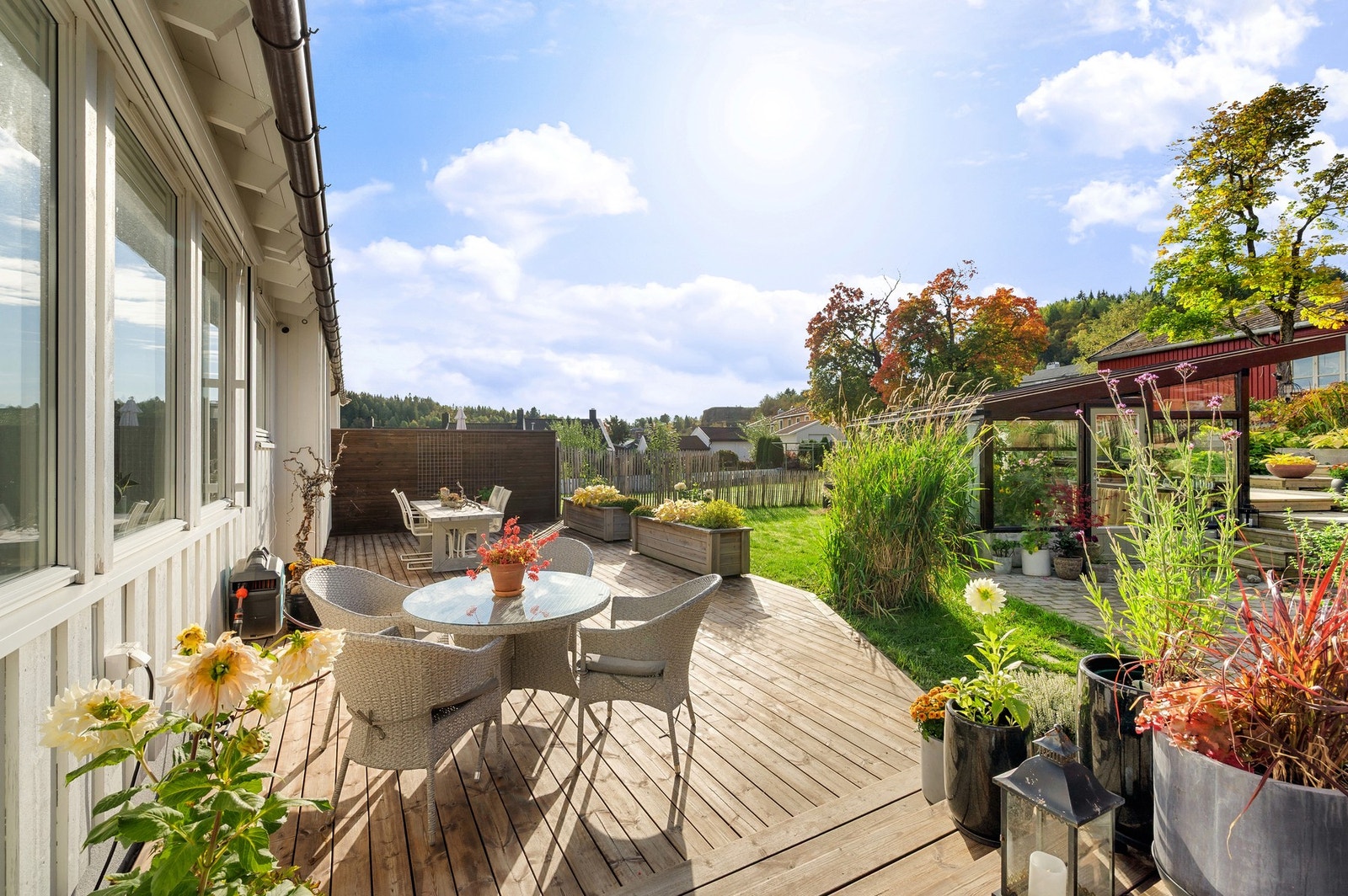 Romslig terrasse på boligens solrike sørside. Galleribilde
