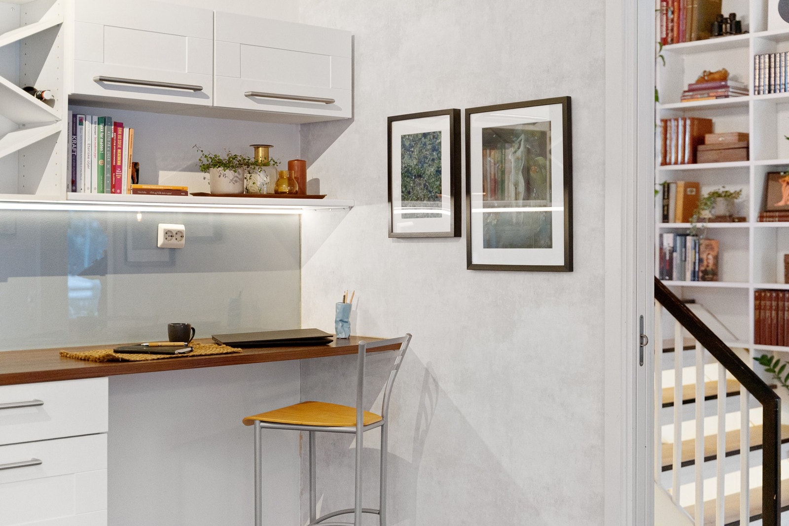 Smart løsning med arbeidsområde på kjøkkenet - ideelt for lekser eller hjemmekontor. Galleribilde