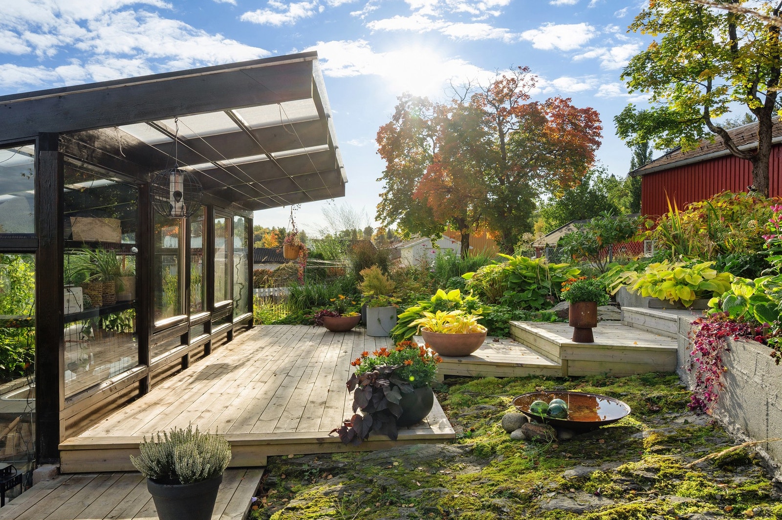 Romslig platting på oversiden av drivhuset med tak som forlenger utesesongen. Galleribilde