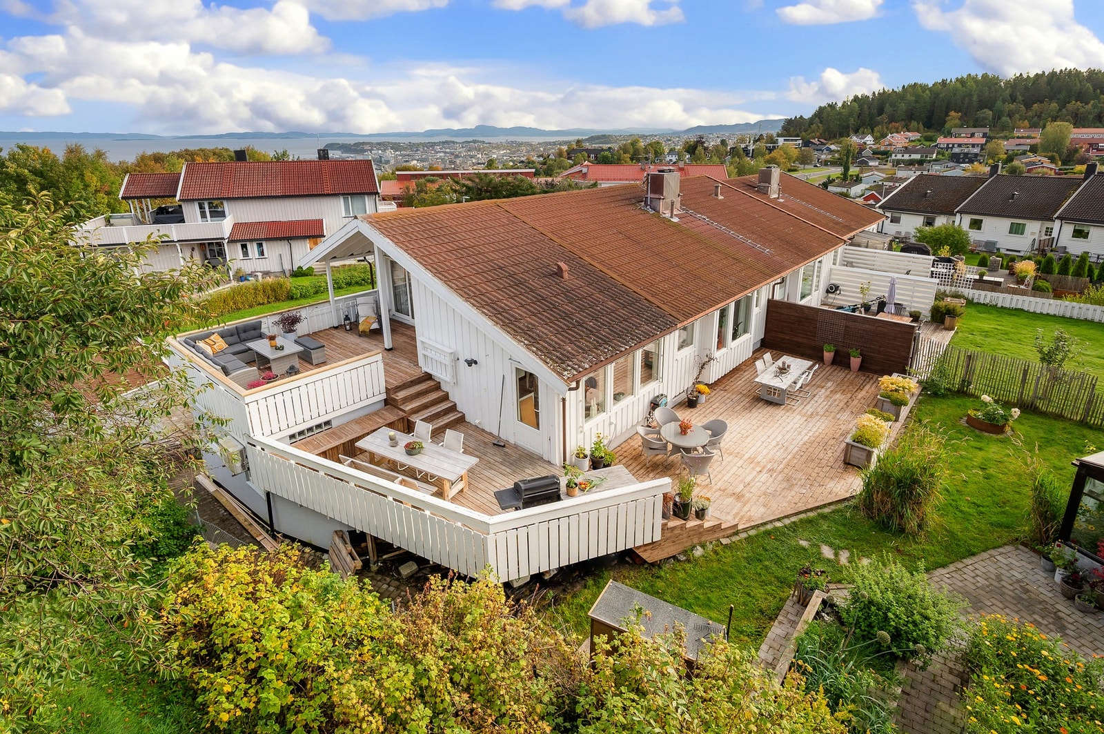 Rikelig med oppholdssoner rundt eiendommen. Galleribilde