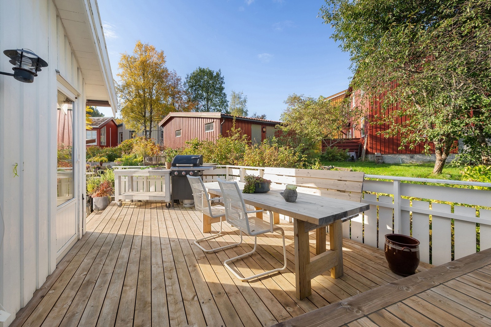 Smart løsning med spiseplass og grill i umiddelbar nærhet til kjøkkenet. Galleribilde