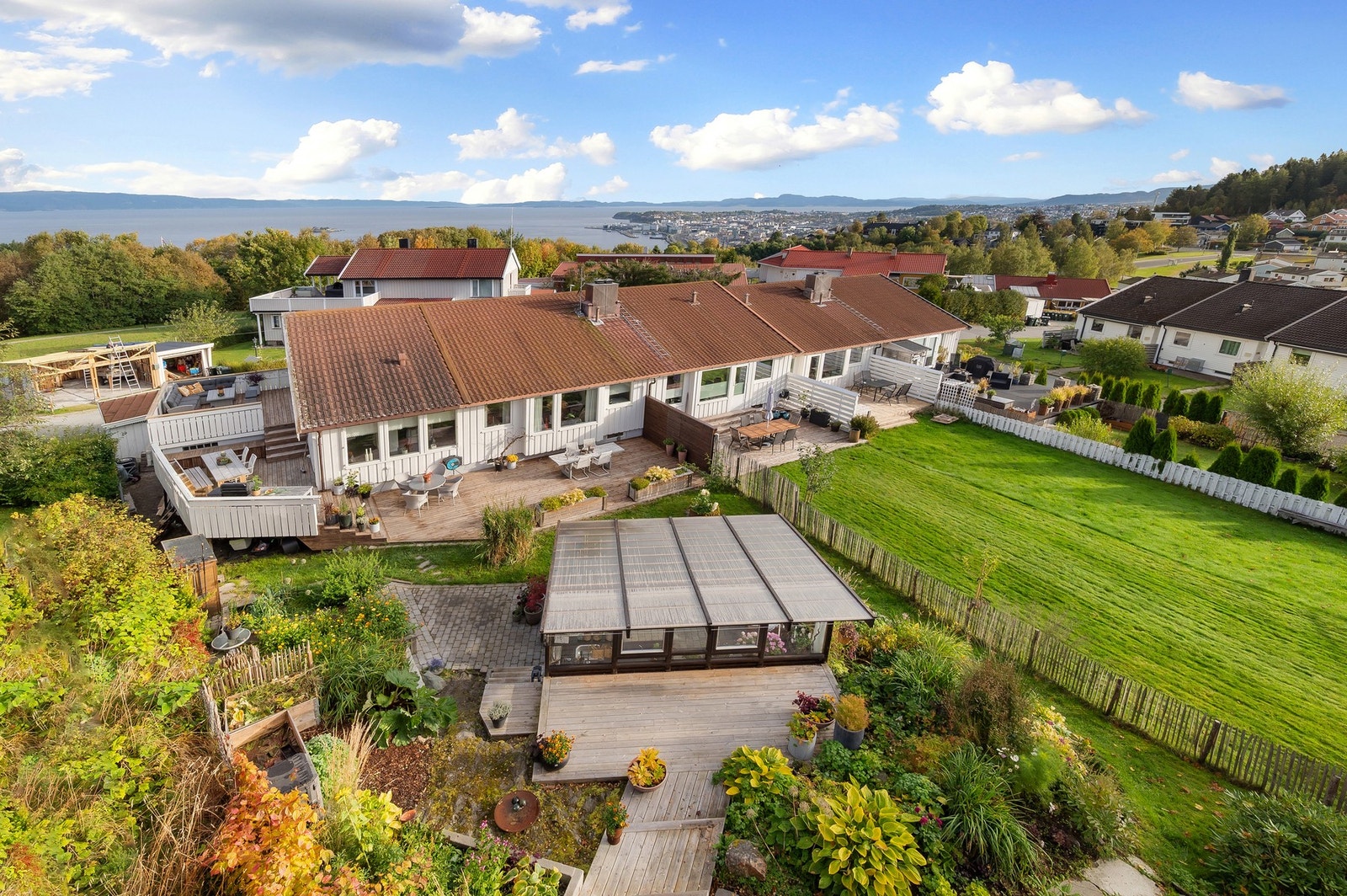 Innholdsrikt enderekkehus med solrik og pent opparbeidet uteplass. Galleribilde