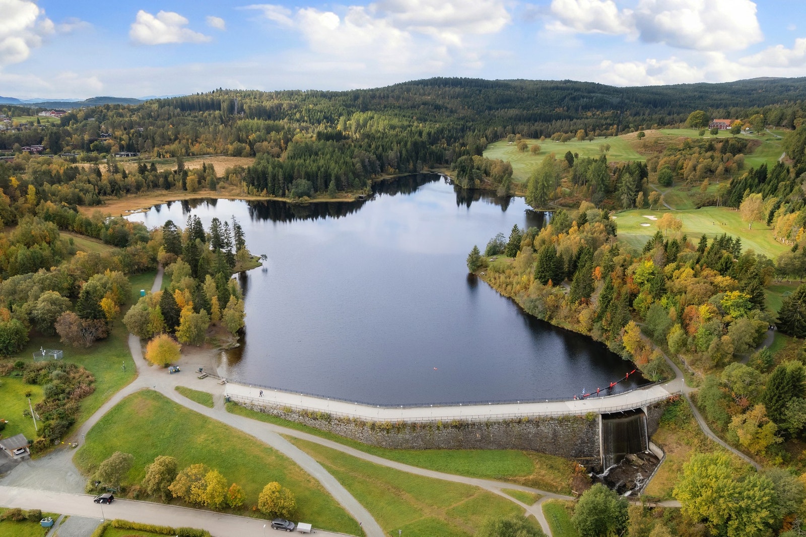 Idyllisk beliggenhet med Theisendammen som nabo. Galleribilde