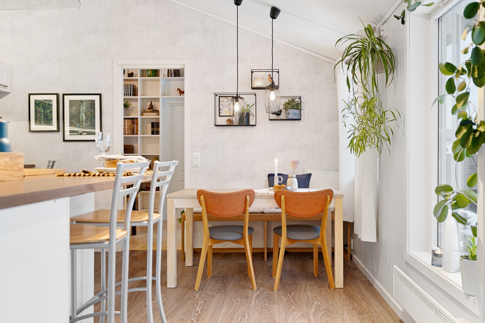 Kjøkkenet har god plass til spisebord - perfekt for hverdagsmåltider. Galleribilde