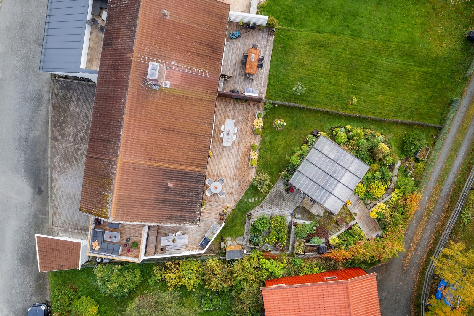 Hjørnetomt på 490 m² med gjennomtenkt opparbeidelse. Galleribilde