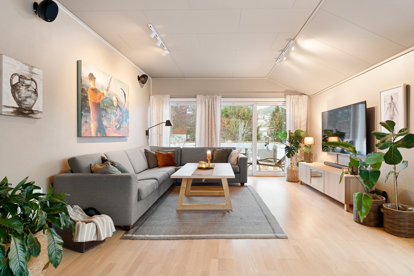 Romslig stue med plass til stor sittegruppe og tilhørende TV-møbler. Galleribilde