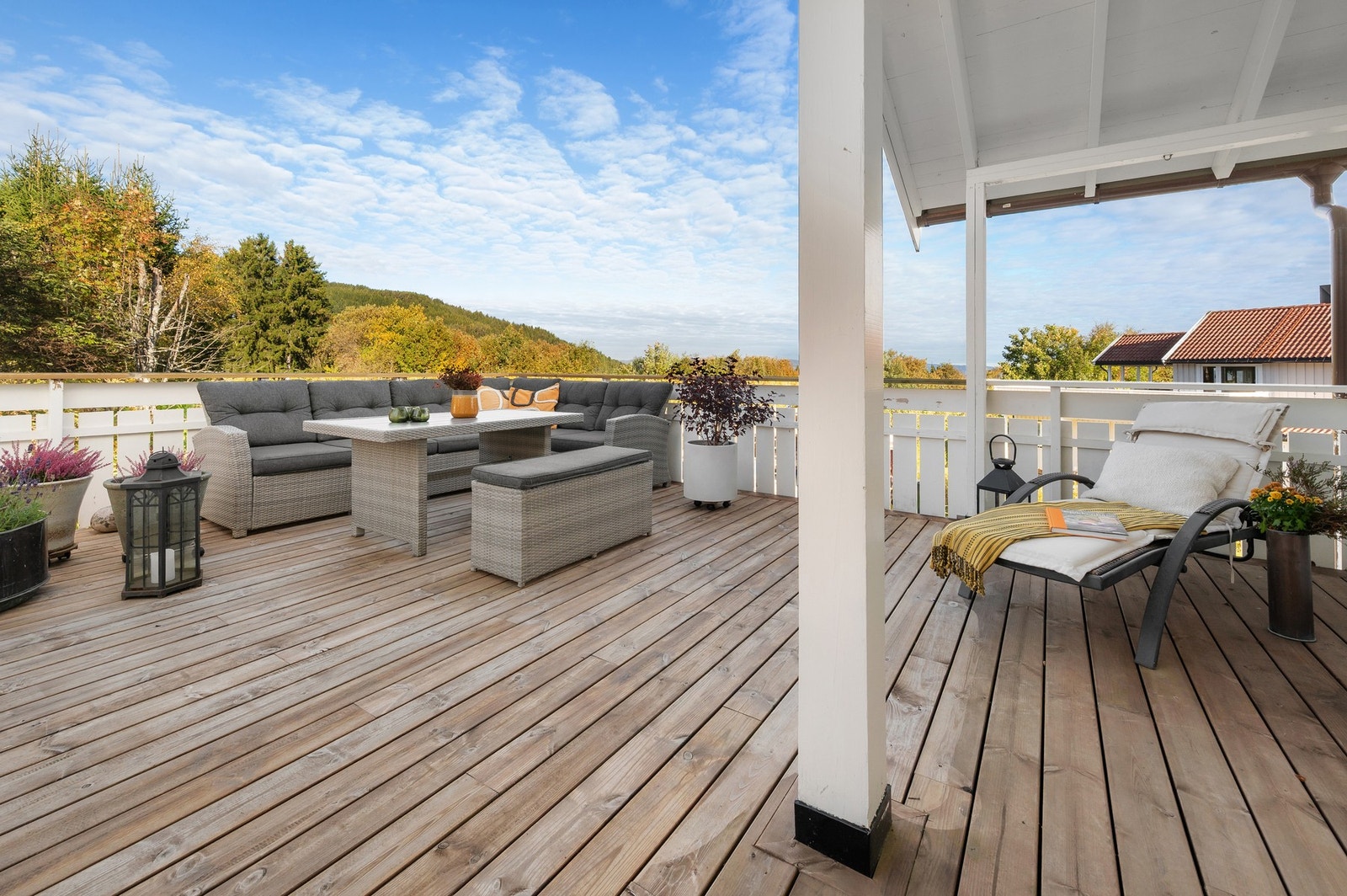 Boligen ligger i enden av en blindvei, noe som gir skjermede og rolige omgivelser. Galleribilde