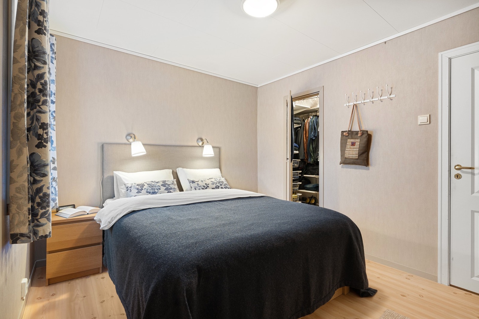 Soverommet har tilgang til eget walk-in closet på 2,1 m². Galleribilde