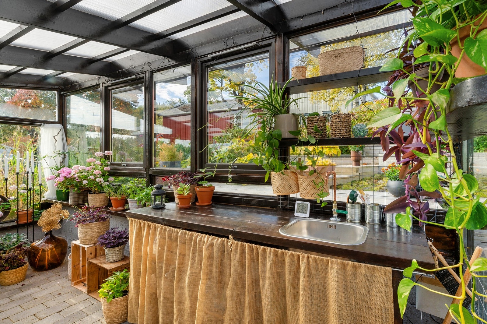 Funksjonell arbeidsbenk med vask - perfekt for hagearbeid og dyrking. Galleribilde