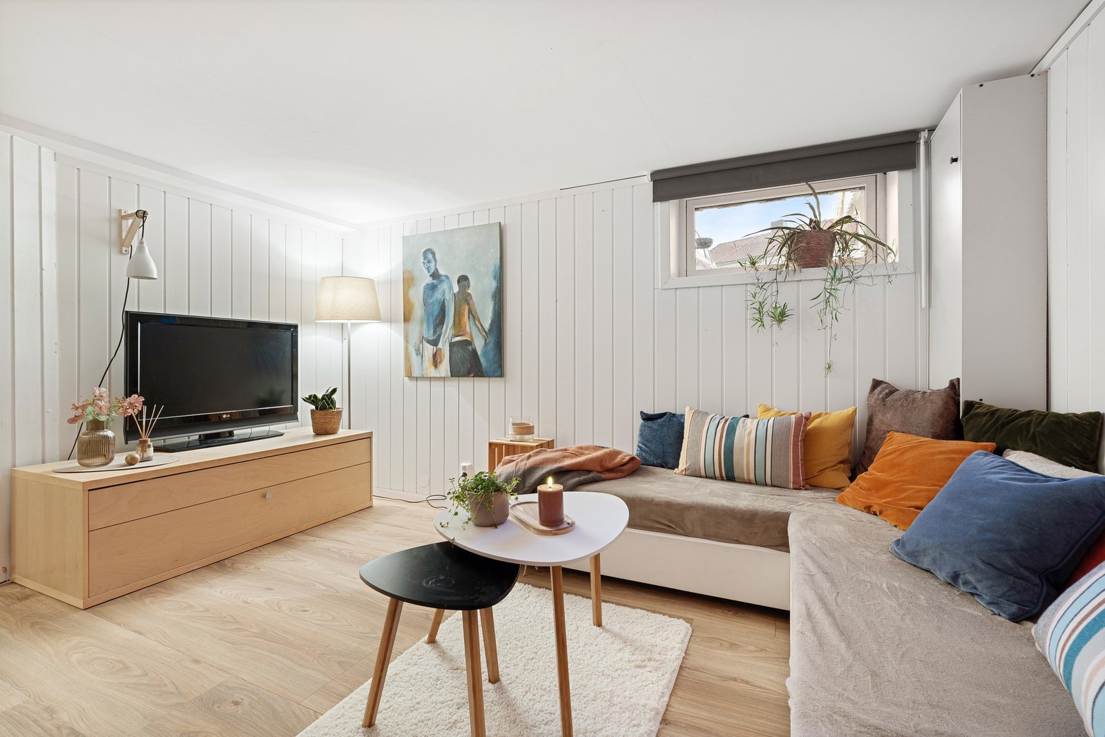 Kjellerrom på 13 m², i dag innredet som kjellerstue. Rommet er ikke bruksendret og oppfyller ikke krav til rømningsvei. Galleribilde