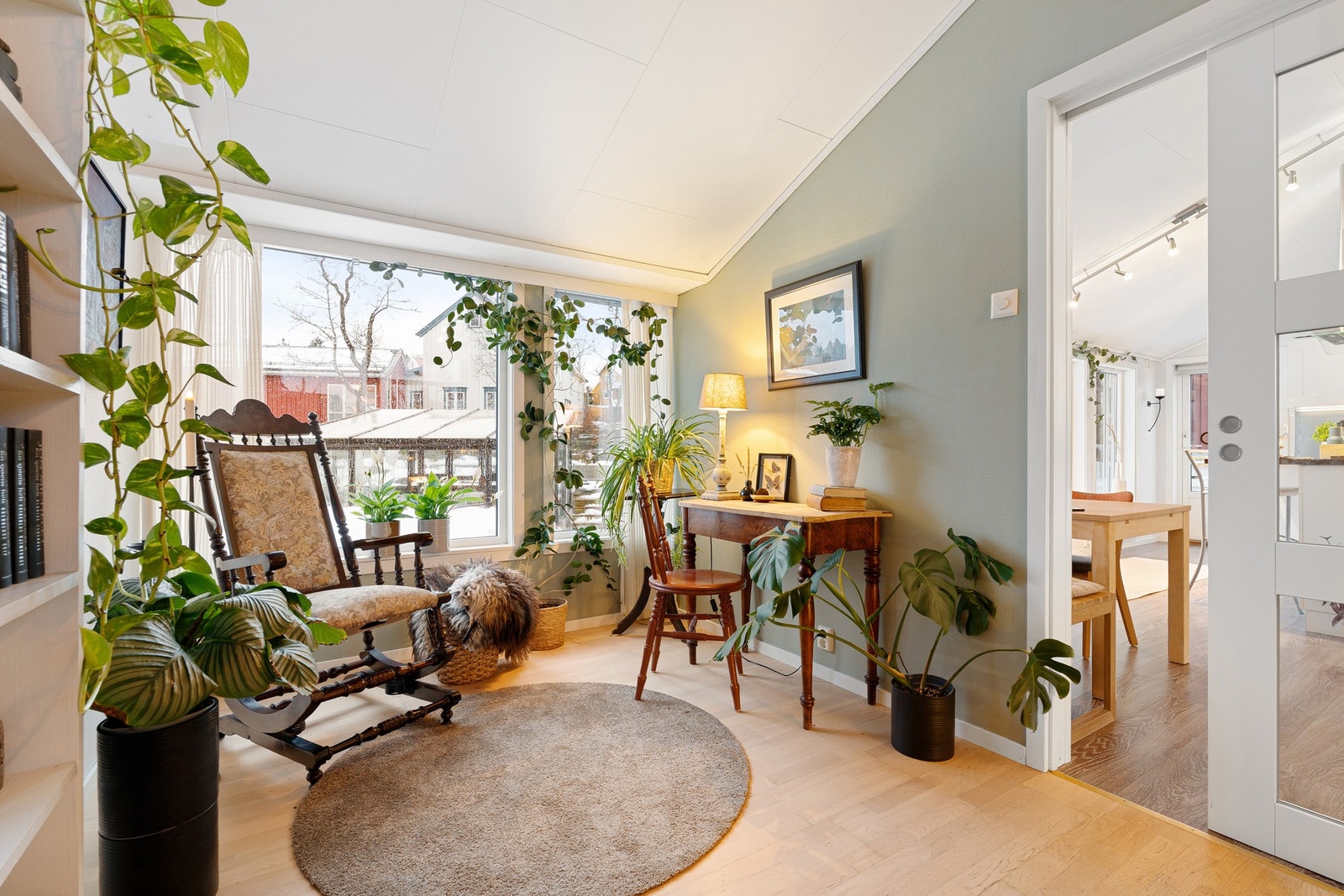 Lys gang som vender mot hagen og gir en åpen og innbydende følelse. Galleribilde