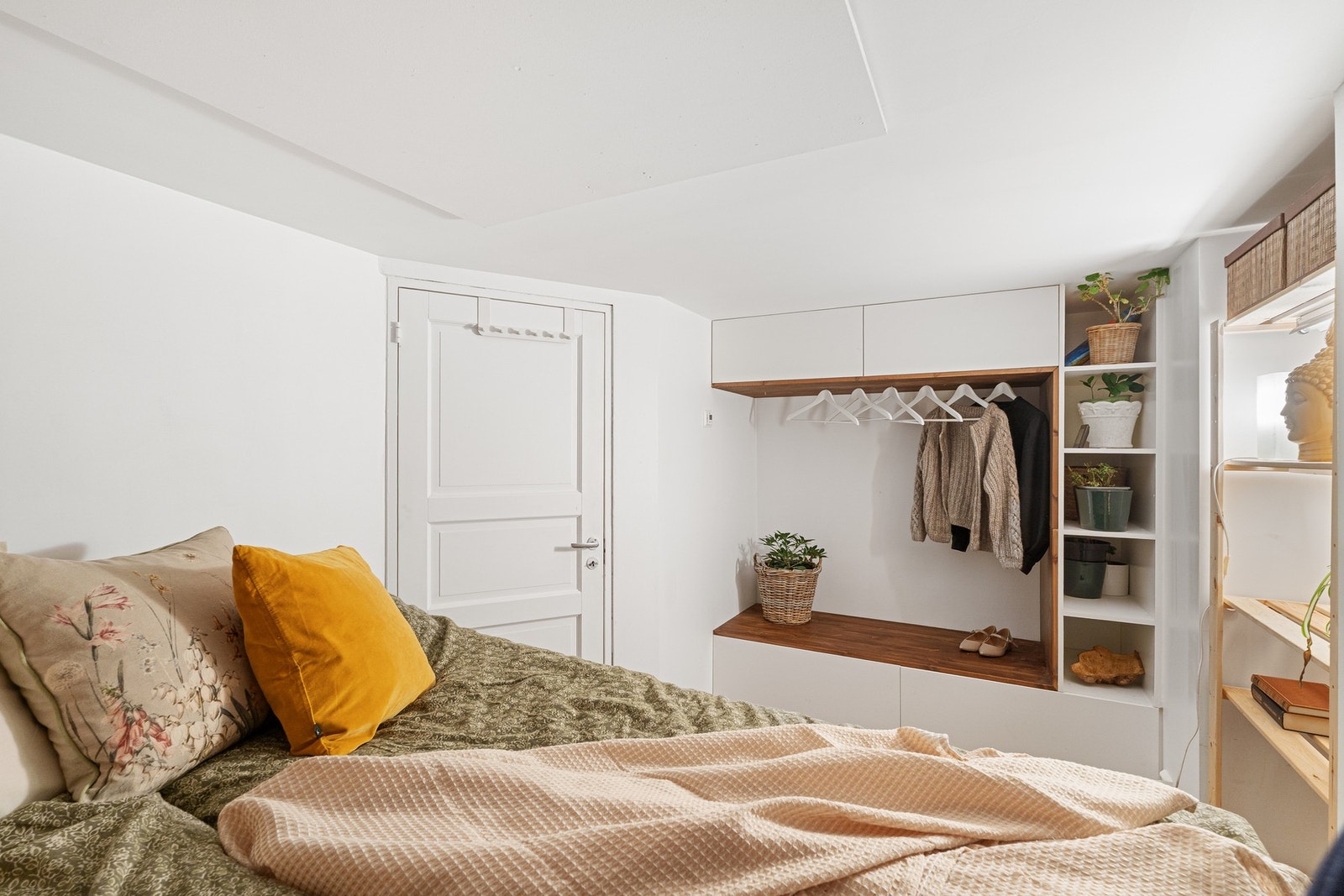 Rommet har en stilren og funksjonell garderobeløsning som gir god oppbevaringsplass. Galleribilde