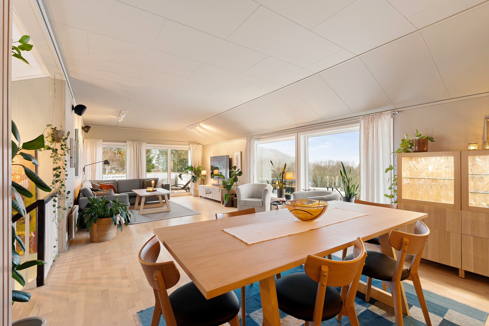 Lys og luftig atmosfære med vinduer på flere sider av boligen. Galleribilde