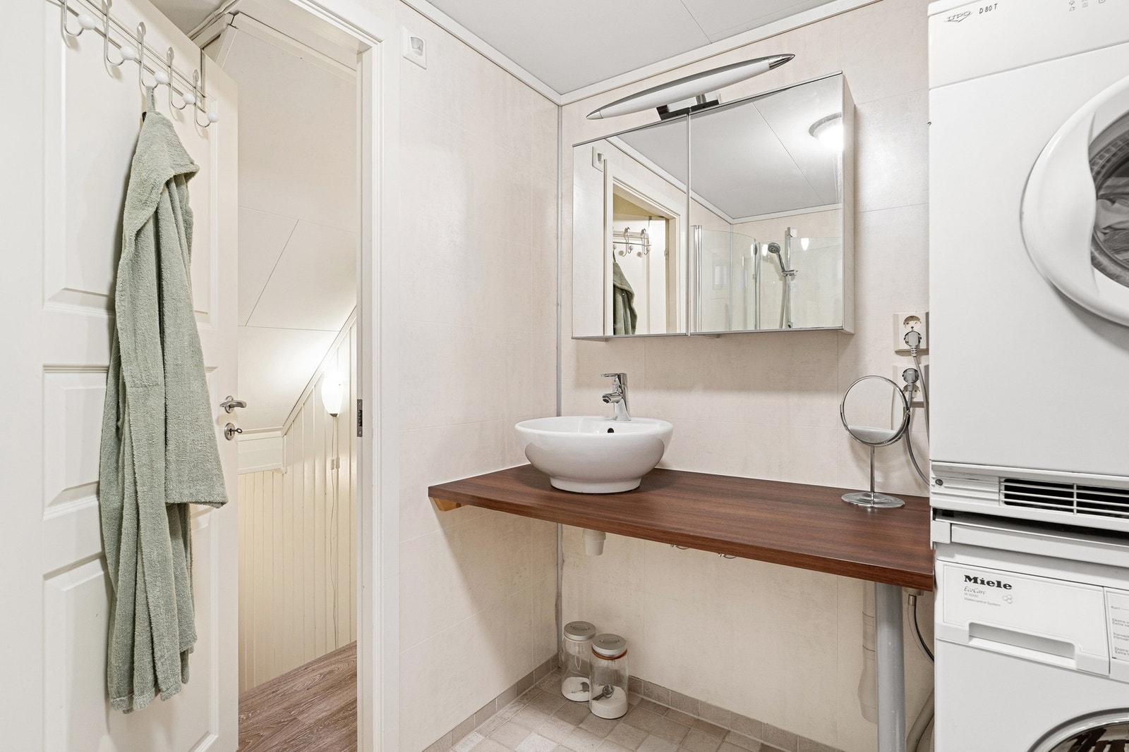 Vaskerommet ble pusset opp i 2013 og er innredet med toalett, servant og dusj - en praktisk løsning for en aktiv familie. Galleribilde